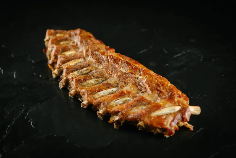 Tira de costilla de cerdo confitada a baja temperatura (800 gr aprox)