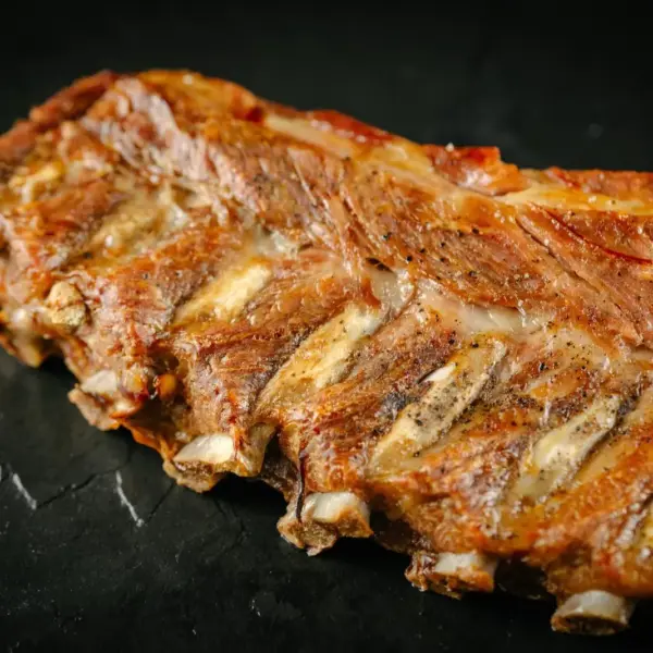 Tira de costilla de cerdo confitada a baja temperatura (800 gr aprox)