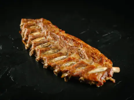 Tira de costilla de cerdo confitada a baja temperatura (800 gr aprox)