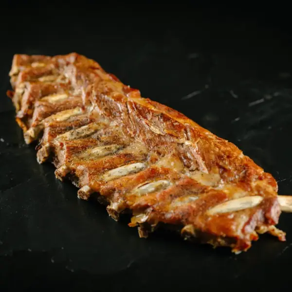 Tira de costilla de cerdo confitada a baja temperatura (800 gr aprox)