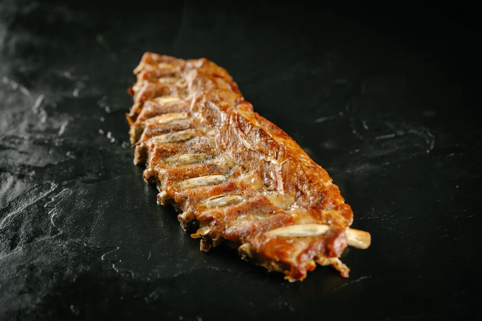 Tira de costilla de cerdo confitada a baja temperatura (800 gr aprox) - Imagen 3